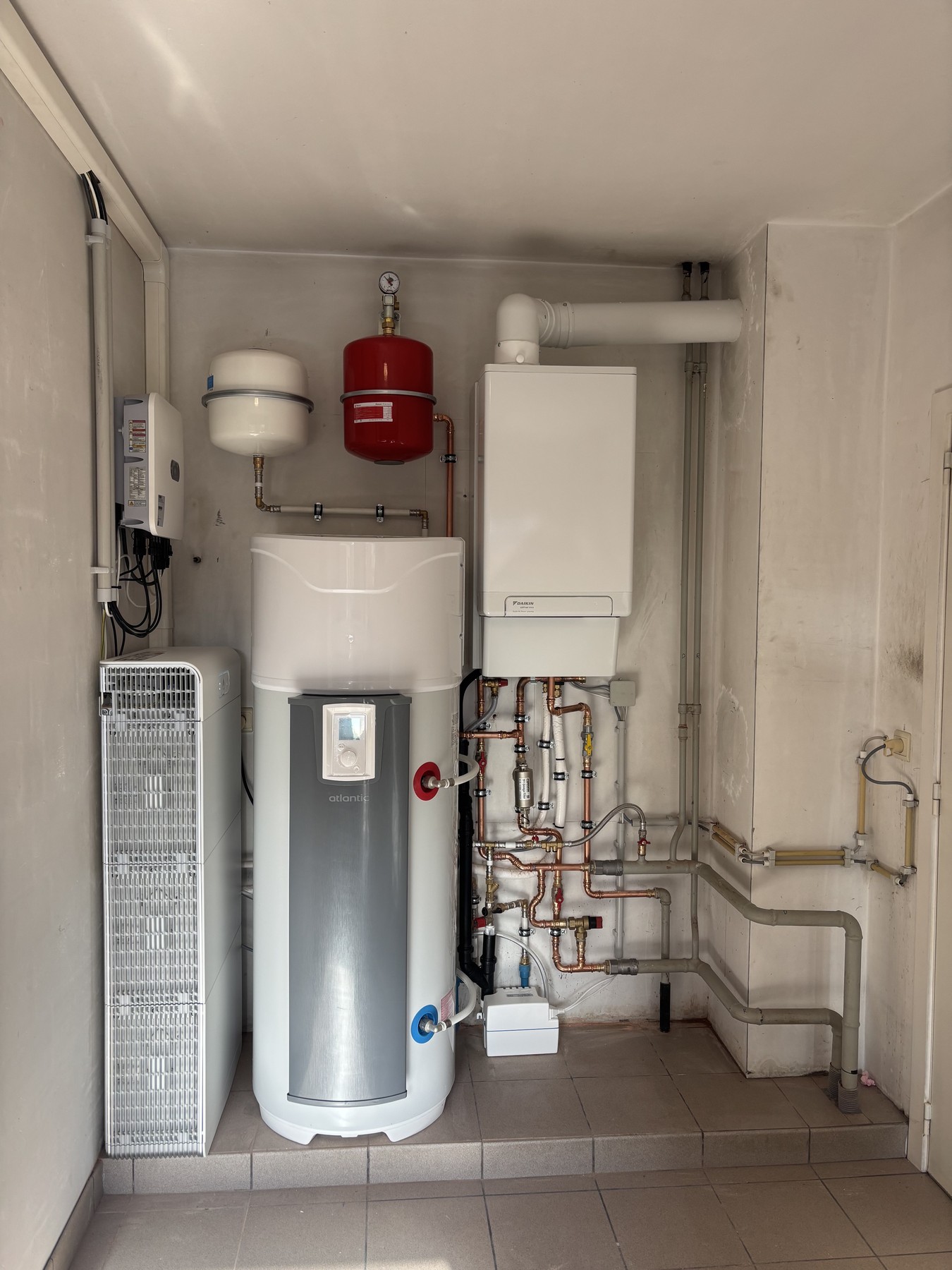 Hybride verwarmingsinstallatie met aparte warmtepompboiler in de technische ruimte van een woning in Brugge